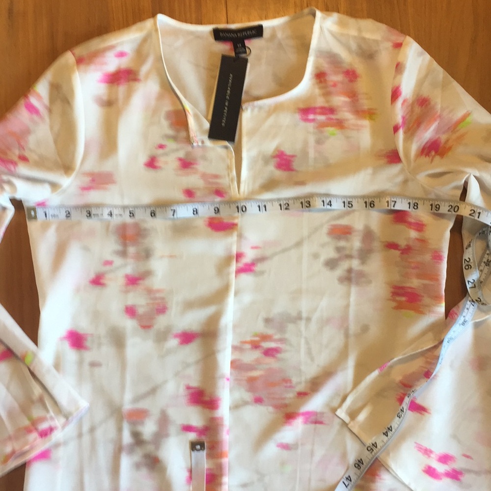 New Flowered Print Banana Republic blouse Sz M - Picture 4 of 8